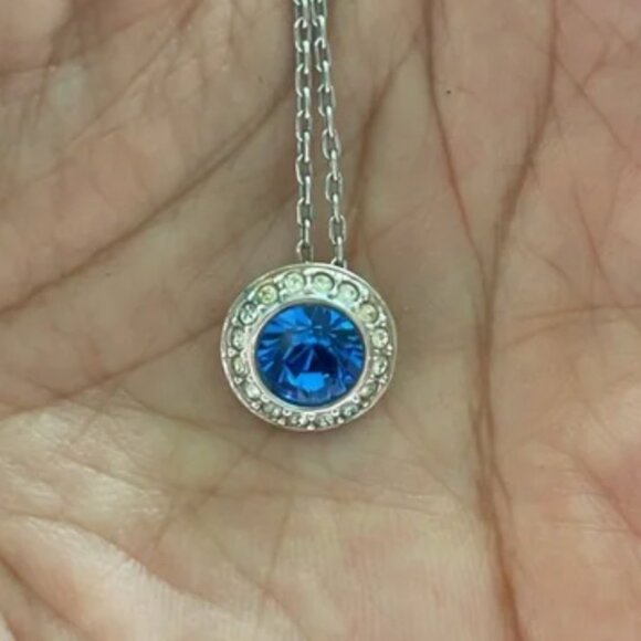 Swarovski necklace and earrings set - Picture 9 of 13